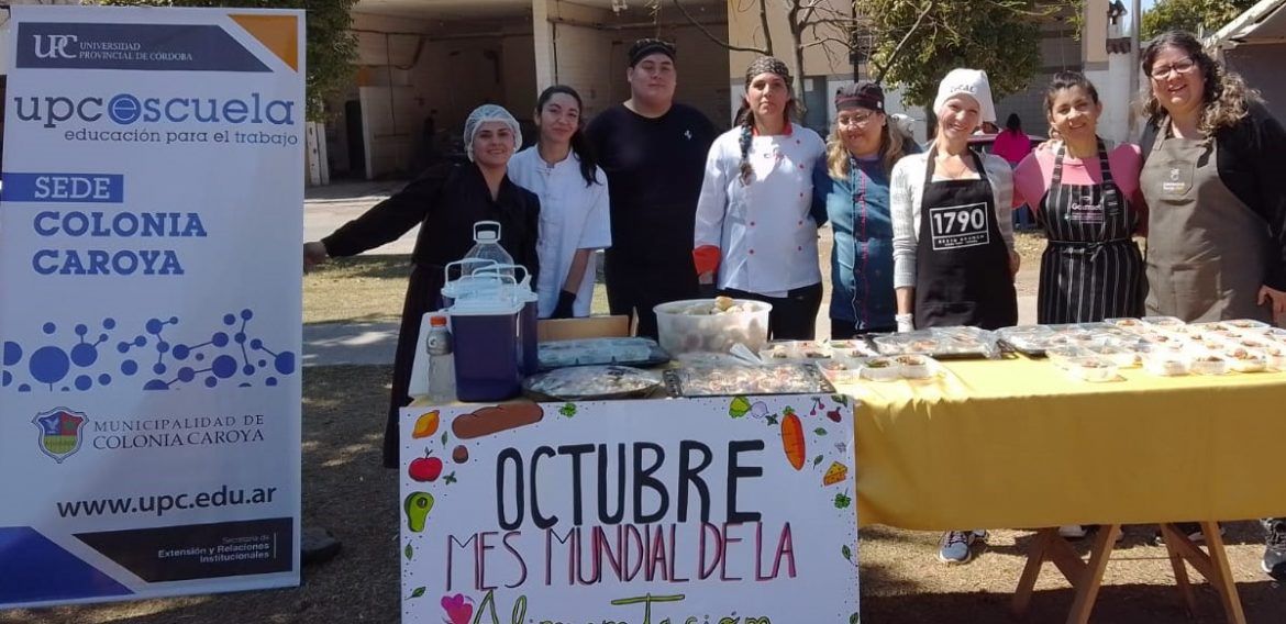 Docentes y estudiantes compartieron raciones de comida en la Feria del Camino Real